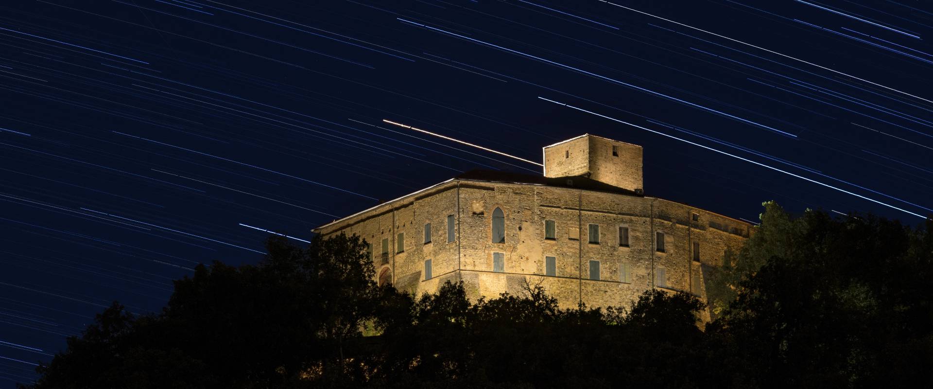 Castello di Bianello sotto le scie stellari foto di Lugarini.Simone